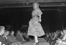 HvW-21038004 Modehuis Marjan gaf voor 265 bezoekers een fraaie lente- en zomermodeshow in het Heerenlogement.NNC, 21-03-1980